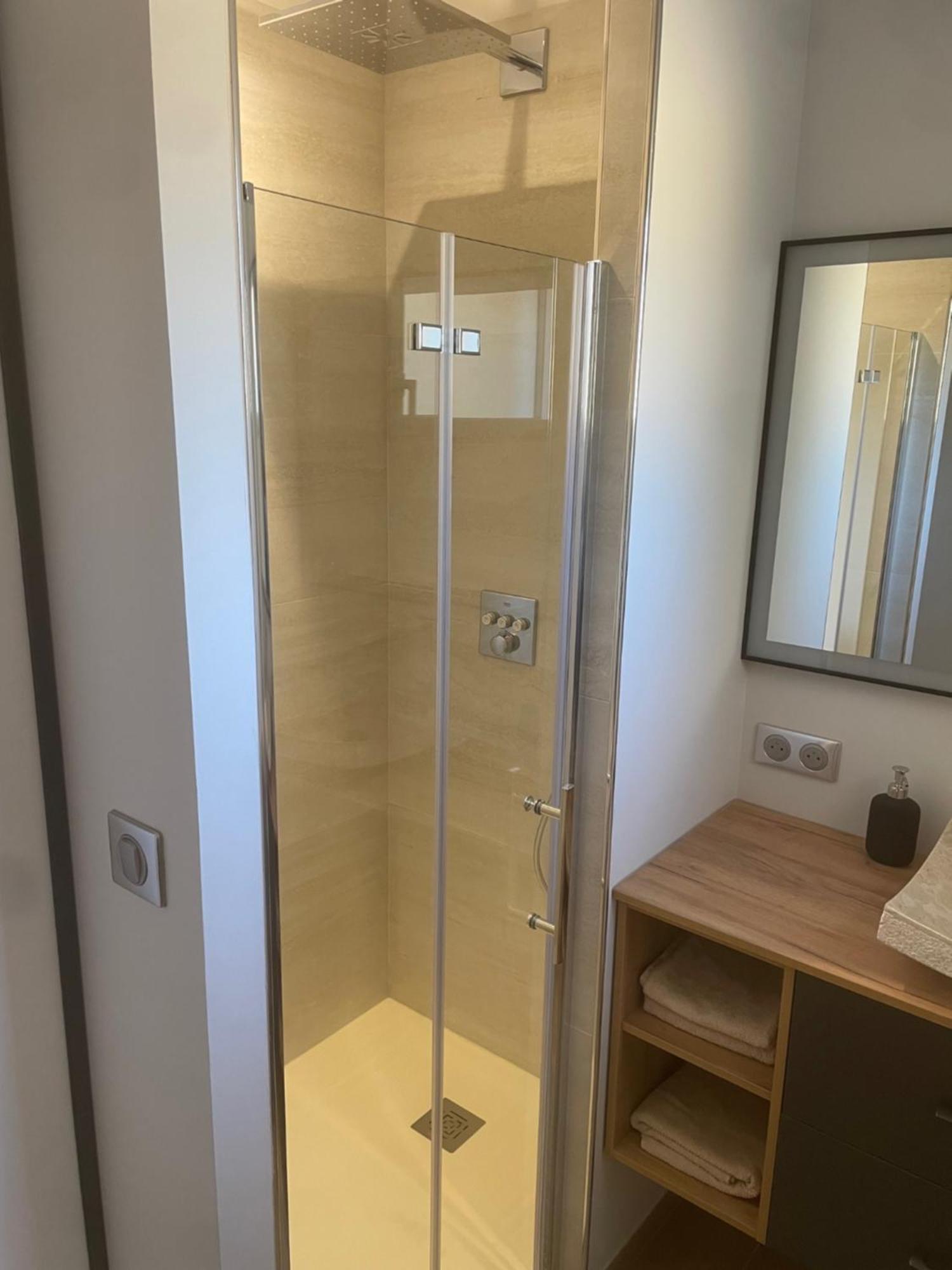 Logement Avec Jacuzzi ジュカ エクステリア 写真