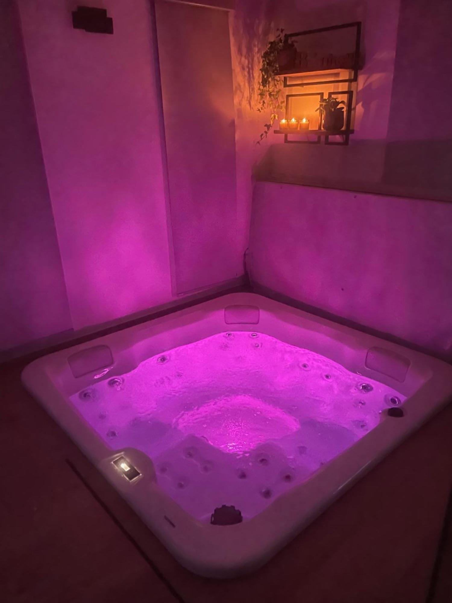Logement Avec Jacuzzi ジュカ エクステリア 写真