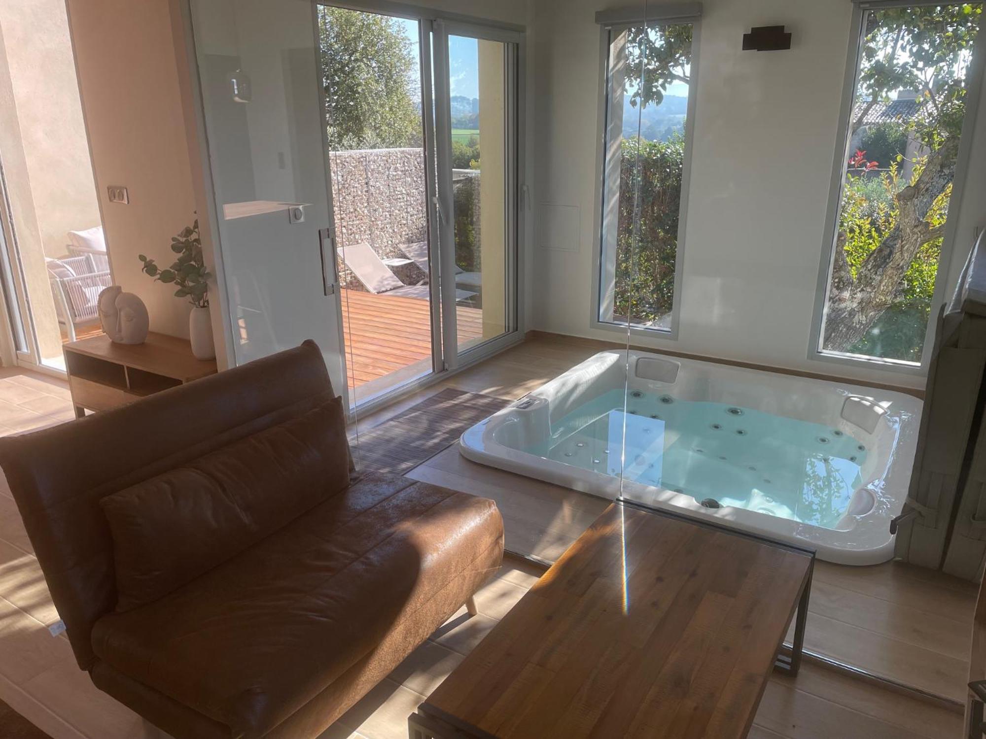 Logement Avec Jacuzzi ジュカ エクステリア 写真